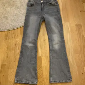 snygga lågmidjade bootcut jeans, ljusgråa. Mycket bra skick! Endast använt 4 ggr. Priset kan ändras. säljer pga för små💓💓