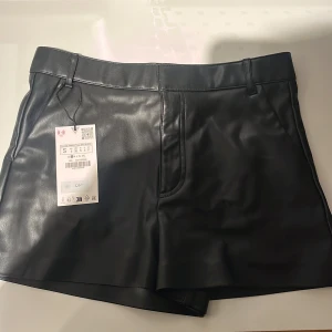 Skinnshorts - helt nya skinnshorts från zara! superfina och bekväma. Storlek S Nypris 329kr💕