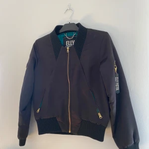 Bomberjacka - Bomber jacka från Elly pistol, marinblåa på insidan av jackan. 