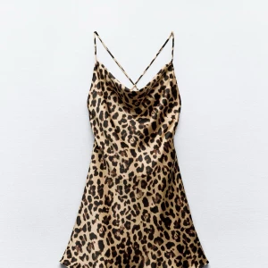 Leopard klänning - Leopardklänning från Zara. Använd endast en gång. Säljer pga tycker den är lite för kort för min smak. Är 170 för referens.