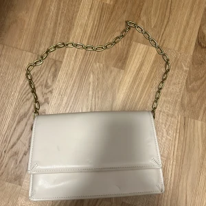 väska - Väska från zara. använt en gång på balen. så i bra skick. både kedjan och den andra följer med väskan