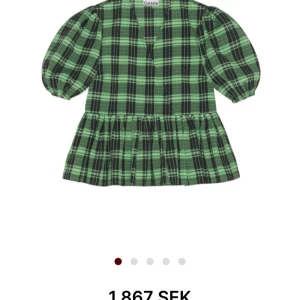 Tröja - En jättefin grön svart tröja från Ganni🙌Nypris är ca 1800 kr och den är i jättefint skick💕Bara att skriva om ni har några fler frågor eller vill ha fler bilder☺️