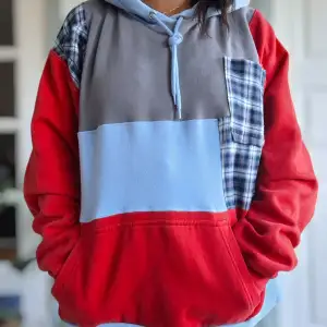 Oversized hoodie som är tillverkad av olika material eller textilier som annars skulle ha slängts. Material: Bomull och Flanell. Storlek: S. Tvättråd: 40grader. Observera:små fläckar eller noppor kan förkomma.