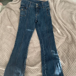 Lågmidjade bootcut brandy Melville jeans - Jätte snygga lågmidjade bootcut jeans med fickor på sidorna som är köpta här på plick men originellt ifrån Brandy Melville🩵Säljer då dem är för korta för mig. Jeansen är one size men jag skulle säga att dem är ungefär XS🌸