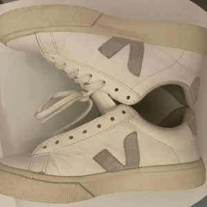 Veja skor💕 - Fina Veja skor i storlek 37 som endast använts 3 gånger så väldigt bra skick. Vid andra frågor tveka inte på att höra av er 💕 nypris 1659 mitt pris 800 vid snabb affär är priset diskuterbart  {det ena skosnöret tvättas därför syns det ej på bild}