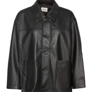 Skinnjacka i läderimitation  - Märkes skinnjacka i läderimitation 💕 Använd fåtal gånger, i fint skick 💕 Passar mig med Stl S och är lite lätt och oversize. Passar också XS-M skulle jag säga. 