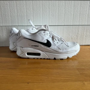 Nike Air Max 90  - Nike Air Max 90. Superfina och endast använda en gång, så mycket bra skick! Nypris: 1695 kr  Storlek: EU 37.5 / US 6.5 / UK 4