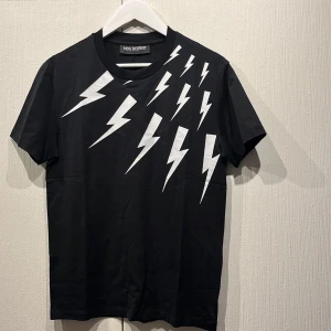 Neil Barret T-shirt (HELT NY, LAPPAR SITTER KVAR) - Säljer denna sprillans nya (lappar sitter kvar), unika och riktigt snygga t-shirt från Neil Barret🤩 Storleken är XS men den kan även passa S📏  Nypriset ligger på 3000kr. Mitt pris 1750✨ Skriv vid minsta fundering😇🤝