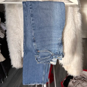 Blåa jeans  - Säljer dessa blåa jeans från ginatricot då dem inte kommer till användning längre🥰storlek 32 Pris kan diskuteras! 