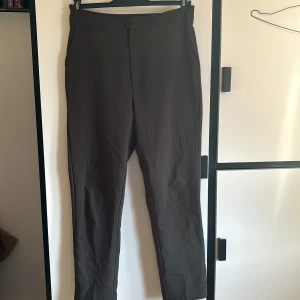 Gröna raka gina byxor - Snygg mörk grön rak fin byxa från gina tricot