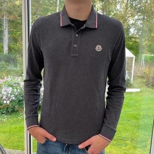 Moncler pike  - Säljer min snygga långärmade moncler piké i perfekt skick! Storlek M, modell ca 1,80. Nypris över 3000kr