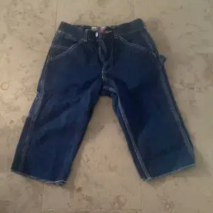 väldigt små raka jorts (shorts med långa ben)