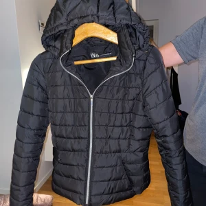 Jacka - Figursydd jacka. Perfekt till höst. Svart. Inga defekter. Storlek S💞pris går att diskutera 