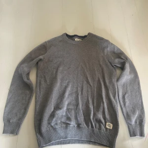 Stickad tröja Jack & Jones  - Tja, säljer denna stickade tröja som är perfekt nu inför hösten/vintern. Tröjan är i bra skick och har inga hål eller annat. Hör av dig om du undrar något;)