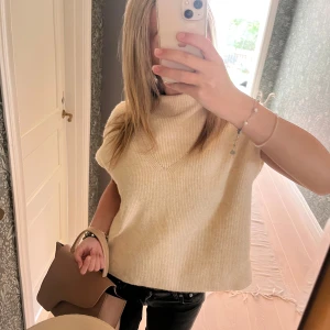 Beige ribbad topp - Jätte fin och sällan använd!! Den är ifrån milly bobby browns kollektion med about you, står ingen storlek men skulle säga S🥰