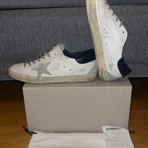 Golden Goose - Tja! Nu säljer vi ett par golden goose skor i riktigt fint skick. Skorna är köpta på selfridges i London för strax över 5600kr, storlek 43,5, allt orginal medkommer, kvitto, orginal box, dustbags, certifikat etc. Släng iväg en fråga vid funderingar!
