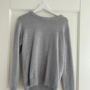 Stickad tröja - Grå stickad tröja som knappt är använd 