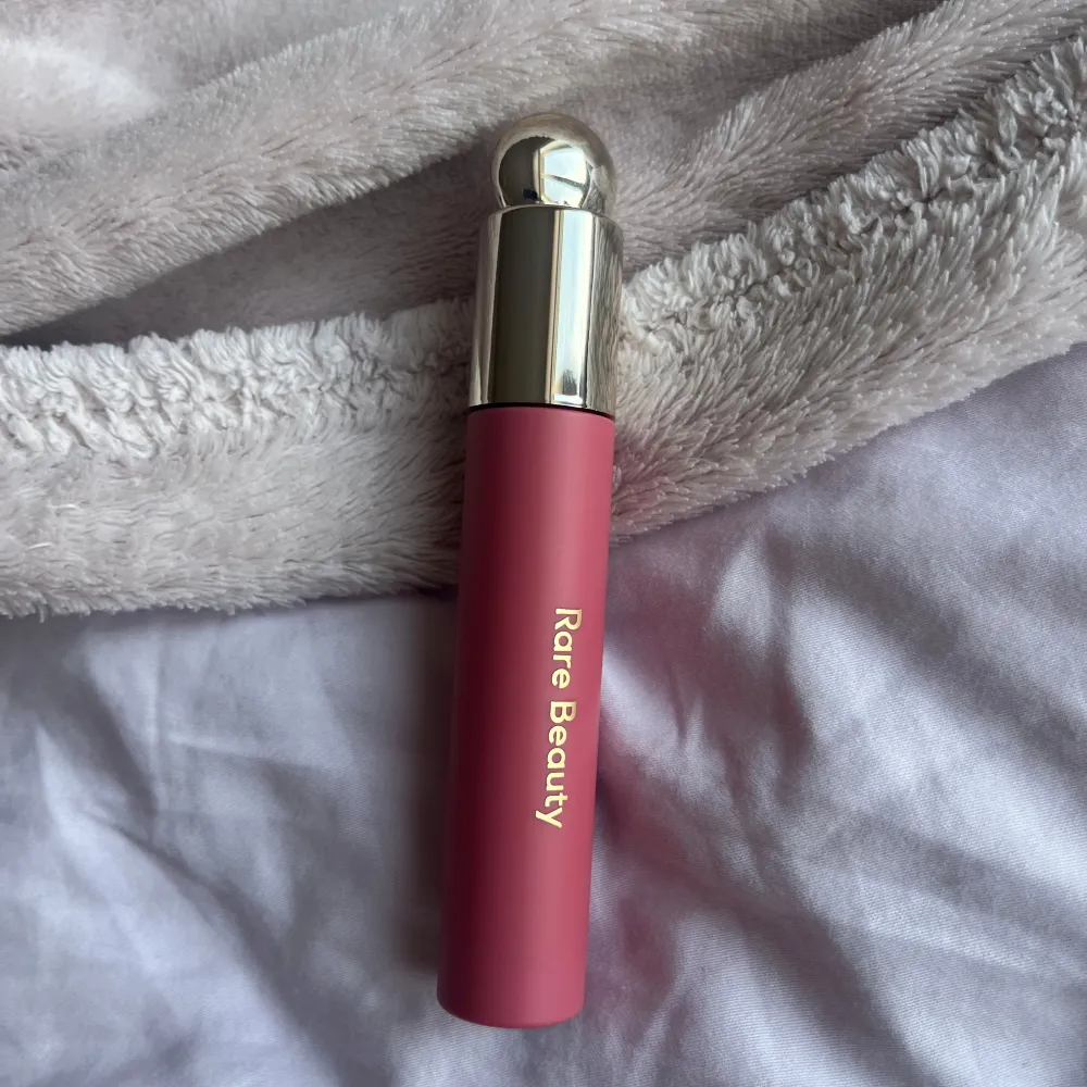 Läppprodukt från Rare Beauty i den ljusaste färgen som heter hope, den lämnar kvar en tint på läpparna efter!💕har endast duttat på en gång på läpparna annars helt oanvänd, köpt på sephora för 339 kr. Skönhet.