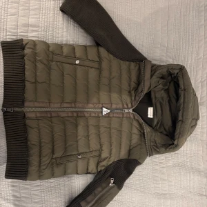 Moncler Padded Wool Cardigan - Moncler Padded Wool Cardigan med Hood. Skick 10/10, med tagg och Officiell Moncler påse. Vid intresse samt fler bilder, hör av dig!🤙 