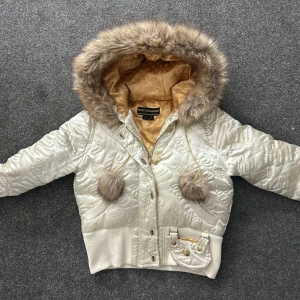 2000s mcbling rocawear puffer - ✰*฿✩‧₊˚ läs gärna köpvillkoren innan köp - FAST PRIS  ✰ superfin jacka från rocawear. har knappt använts och är i nyskick. storlek S/M! en dyr jacka som är deadstock. perfekt för vinter!  ✰ skriv vid frågor💋 