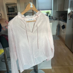 Samsoe samsoe  - Väldigt fin blus från Samsoe Samsoe i storlek XS. Säljer den för 150kr, köparen står för frakten🫶🏼