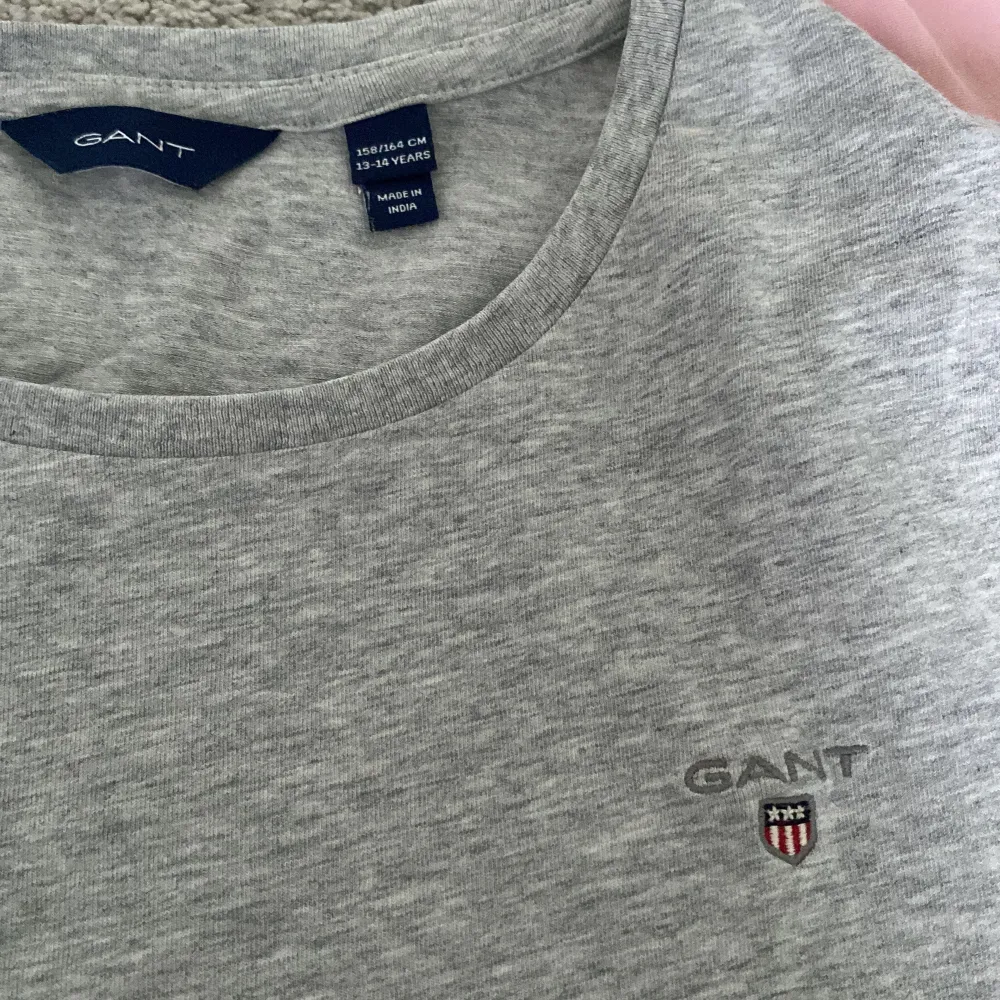 Säljer två gant t-shirts (toppar) för 150kr. Dom är tighta på som slim fit, jag skulle säga dom är i små i storleken. Dom är i fint skick och jag säljer dom då dom inte komer till användning. Ny pris för 1 :300kr. Yläosat.