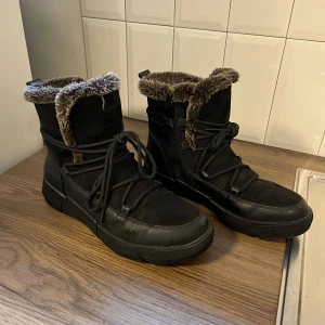 Vinter skor  - Tjena säljer nu min lillasysters gammla vinterskor från stadium eftersom dom bara ligger och tar plats. Skorna är endast använda ett fåtal gånger och i 9/10 skick. Nypris 1000kr. Låda ingår ej. 