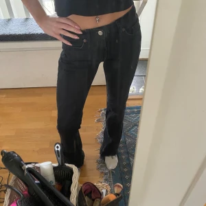 Svarta jeans  - Jeansen är ifrån zara, använder inte längre. Mide rise.