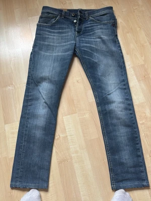 DONDUP strl 31 - Fräscha donup jeans, sitter som George och är storlek 31