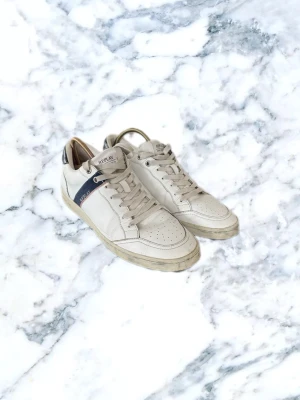 Replay Skor - Lite schysstare vita replay sneakers som kan användas som sköna beaters!! – enkla att matcha och sköna att bära. Ett stilrent val, noggrant utvalt med omsorg av A.M.C.  📩 Frågor? Hör gärna av dig! 📲 Följ oss här på Plick för fler uppdateringar. ♻️ Tack för att du handlar mer hållbart med A.M.C!