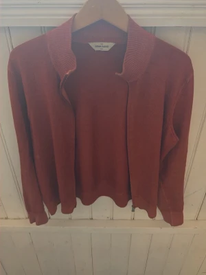 Ziptröja från Gran Sasso - Långärmad ziptröja från Gran sasso .Tröjan är stickad i ett 100 ylle och har en klassisk, stilren design som passar perfekt till lager-på-lager-look.