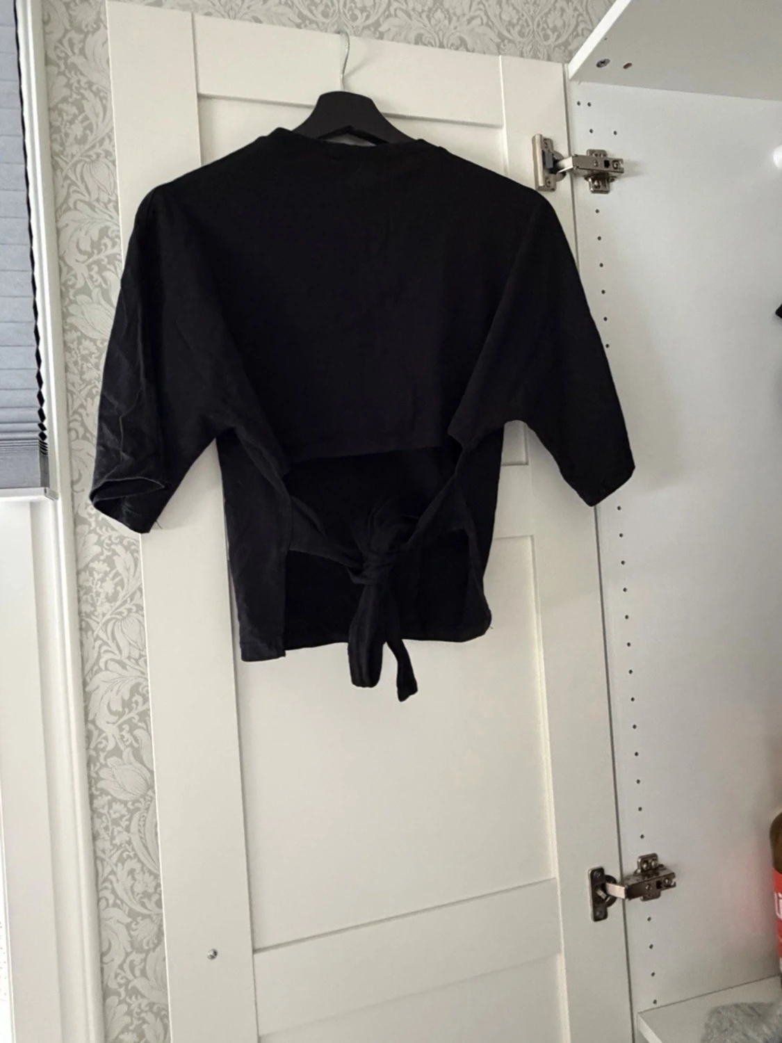 Svart croppad topp med knytband - 1