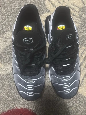 Nike Air Max Plus svarta och grå sneakers - Grå svarta snygga tns ifall någon ska köpa skriv helt nya använda aldrig 