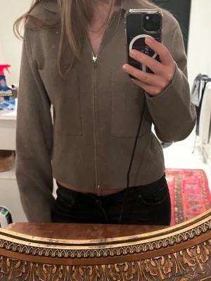 Beige kofta med dragkedja - Kofta eller tunn jacka. Storlek XS. Som ny, inga defekter. Från Åhléns. Nypris runt 1000kr.