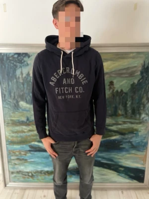Abercrombie and Fitch hoodie - Säljer nu en Abercrombie and Fitch Hoodie👕                                                              Storlek: M, Skick: 9/10, Skriv vid minsta fråga, Fraktar alltid inom 24h efter köp📦