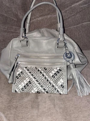 Handväska - Perfekta väskan för skola, får plats med allt men den är ej för stor, bra skick!🩵