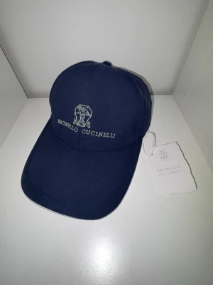 Brunello cucinelli keps - Säljer denna sprillans nya bc keps justerbar helt ny med tags kanske har kvar digital kvittering ska leta 