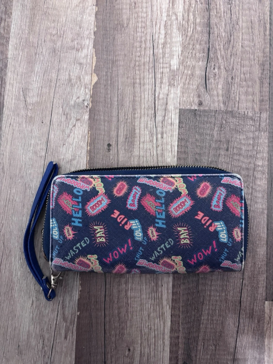 Mönstrad plånbok med pop art-tryck