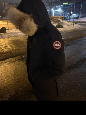 Svart parkas från Canada Goose - Äkta canada goosse från jhonells. Köpte för 1100kr. 1 år gammal men som ny. Säljs för 7000kr. Bara seriösa söks! Tight i storleken S/ XS. 
