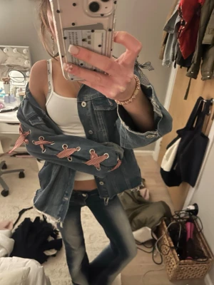 Weekday lågmidjade jeans - Säljer ett par blå bootcut jätte lågmidjade jeans med slitningar och ljusa tvättade partier. Jeansen har låg midja och klassisk femficksdesign. Materialet är jeans i bomull och de har en snygg vintagekänsla. Stretchigt material så passar fler storlekar men tror det var 28/32 men liten i storleken🥰🥰
