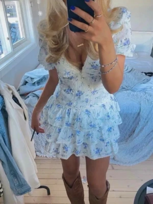 Blommig kortklänning med volanger - Supersöt volangklänning. Ny med lapp. Märkt som M men passar S. 