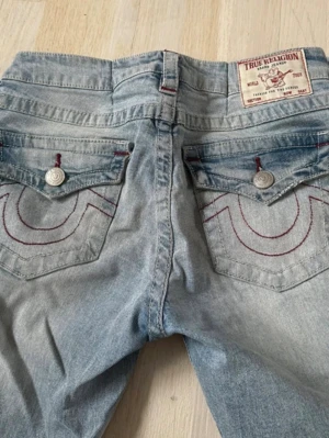 True religion jeans - True religion jeans med röda sömmar och en ripped look. använda sparsamt så i mycket bra skick❣️ Dem är i modellen becca och storlek 26😊skriv för mer frågor/bilder! pris kan diskuteras.