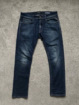 Replay rocco - Tja, säljer ett par feta replay rocco i storlek 31/30, jeansen är lite mer ”relaxed fit” och passar perfekt till dig som inte gillar när jeansen sitter jätte tight och sitter över skorna perfekt. Moddelen är 178cm och väger 68, säljer pågrund av att jag då tröttnat på jeansen, inte för att de sitter dåligt, kom privat vid minsta lilla och pris går givetvis att diskutera🍾🍾🥂
