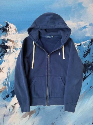 Ralph Lauren hoodie - Sjukt fräsch Ralph Lauren zip up hoodie i mycket fint skick ✌️ Storlek S, personen på bilden är 183 men är aningen kort i längd. Skriv vid minsta lilla fråga! 🙌 