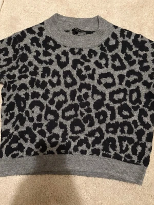 Grå leopardmönstrad tröja - Säljer en grå stickad tröja från OPUS i storlek 36! Jätte fin men tyvärr för stor för mig!💕