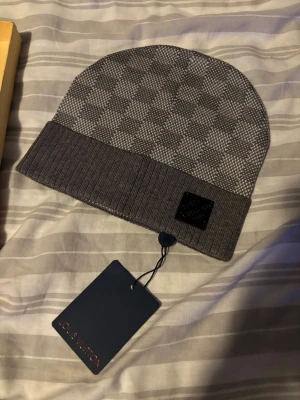 Mössa - Box medföljer  - Mössa Box medföljer. Hör av dig vid intresse 🙌🏽