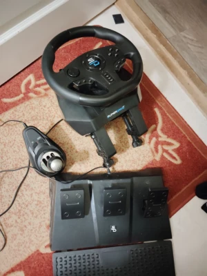 Svart ratt och pedaler till spelkonsol - Säljer en svart Subsonic ratt med tillhörande pedaler och växelspak för racing- och bilspel. Ratten har flera knappar, D-pad och gummerat grepp. Pedalerna är i plast och har halkskydd. Perfekt för dig som vill ta din racingupplevelse till nästa nivå.