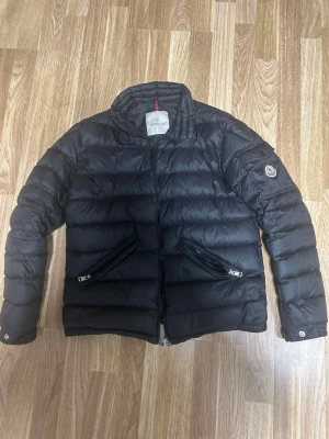 Moncler jacka - Storlek S - Säljer min moncler jacka jag inte använder längre, varm dunjacka och sparsamt använd.