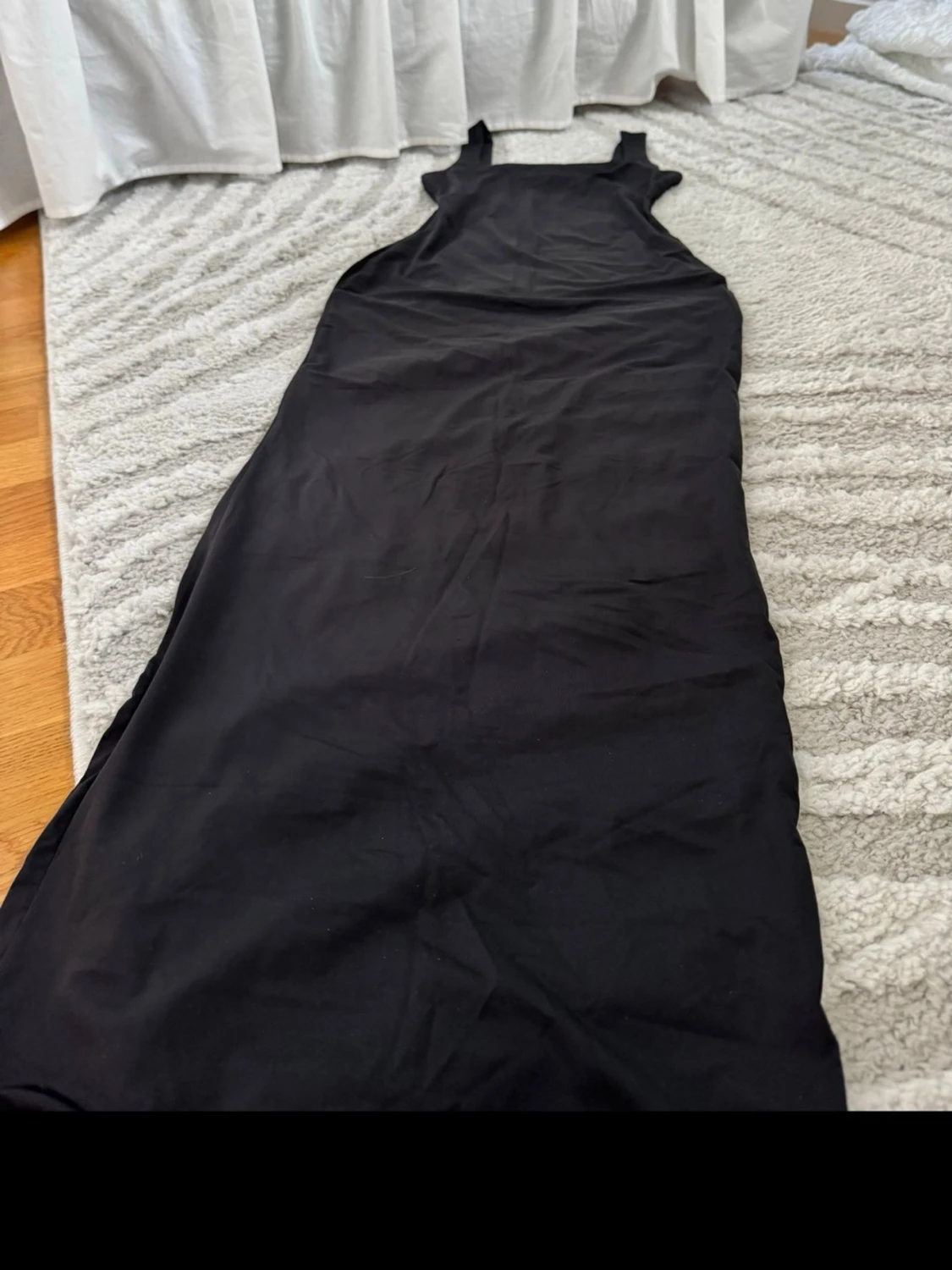 Svart långklänning med breda axelband - 1