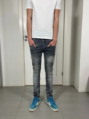 Dondup George Jeans  - Säljer nu dessa Dondup George Jeans med snygga slitningar och färgstänk i populär design, skriv för fler bilder/frågor🙌🏼